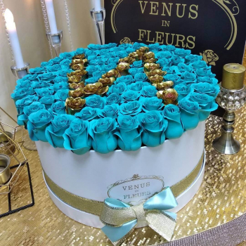 Бирюзовые розы с буквой от 41 шт. Бирюзовые розы с буквой от 41 шт.