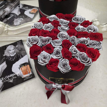 Серебряные розы с красными от 19 шт.