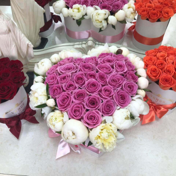 Розы с пионами (сердце) от 51 шт.