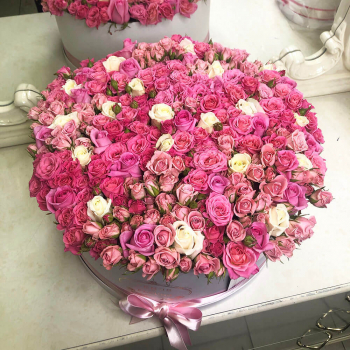 Кустовые розы в коробке от 29 шт.