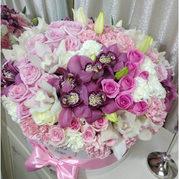 Микс с орхидеями в коробке от 61 шт.