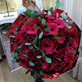 Красные герберы с розами - 51 шт. Красные герберы с розами - 51 шт.
