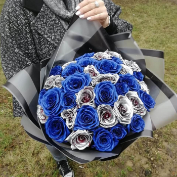 Сине-серебряные розы в букете от 9 шт. Сине-серебряные розы в букете от 9 шт.