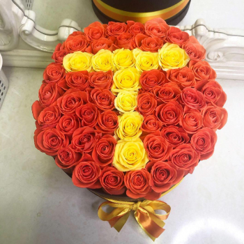 Оранжевые розы с буквой от 51 шт.