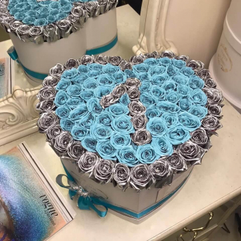 Голубые розы с датой от 51 шт.