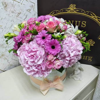 Микс с гортензиями в коробке - 71 шт.