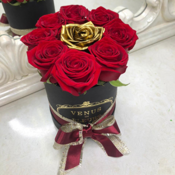 Красные розы в коробке - 11 шт.