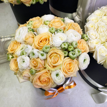 Ранункулюсы с розами от 19 шт.