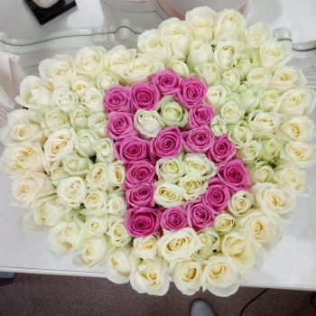 101 белая роза с буквой - сердце