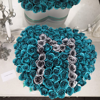 101 бирюзовая роза с буквой - сердце
