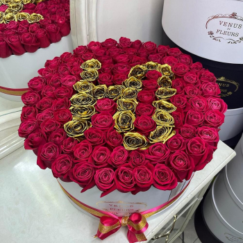 101 малиновая роза с буквой