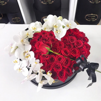 Красные розы с орхидеями - 101 шт. Красные розы с орхидеями - 101 шт.