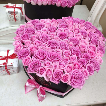 101 розовая роза в сердце - микс
