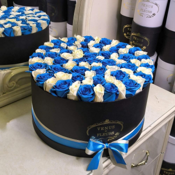 101 бело-голубая роза в коробке