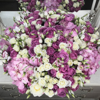 101 пионовидная роза с гортензиями