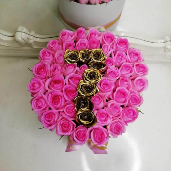 65 розовых роз с золотой датой