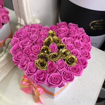 51 розовая роза с золотой буквой