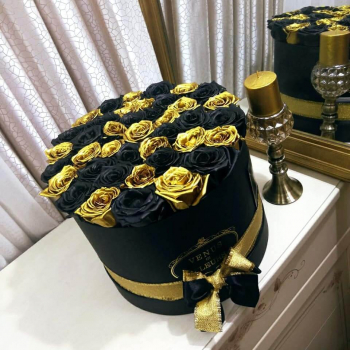 65 черно-золотых роз в коробке
