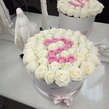 55 белых роз с розовой датой