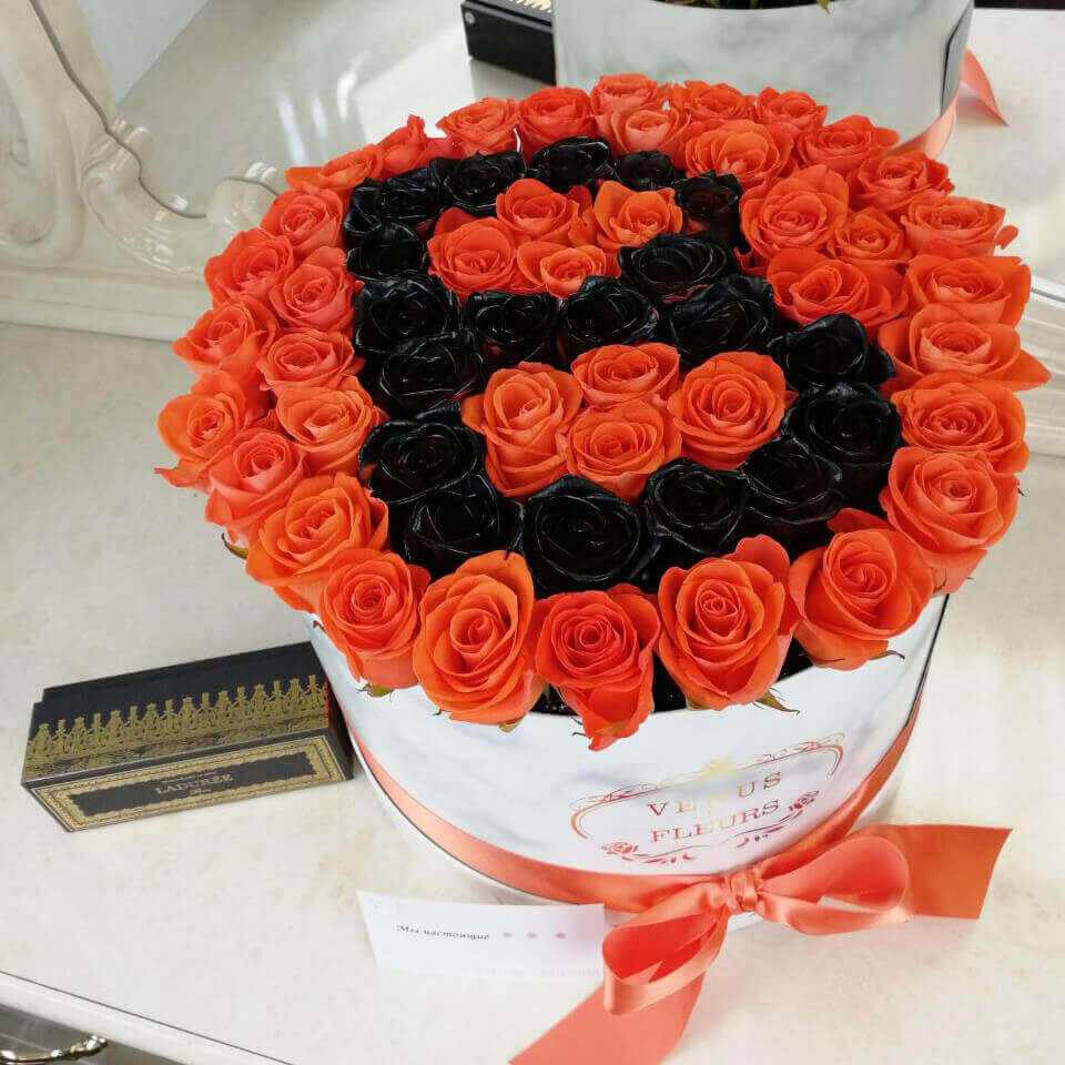 65 коралловых роз с черной буквой