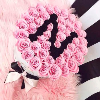 51 розовая роза с черной буквой 51 розовая роза с черной буквой