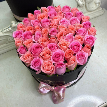 51 розовая роза микс в коробке