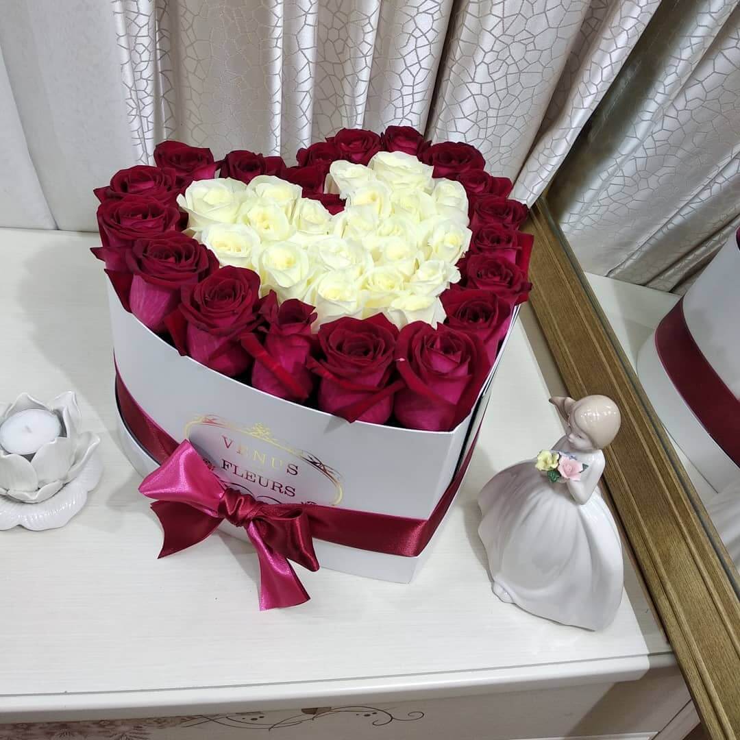 55 белых роз с окантовкой (сердце)