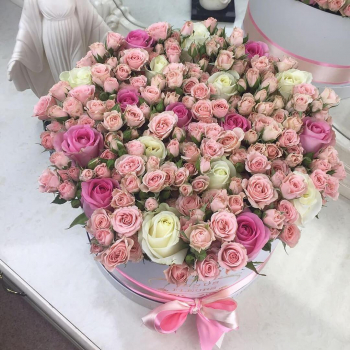 51 кустовая роза в коробке