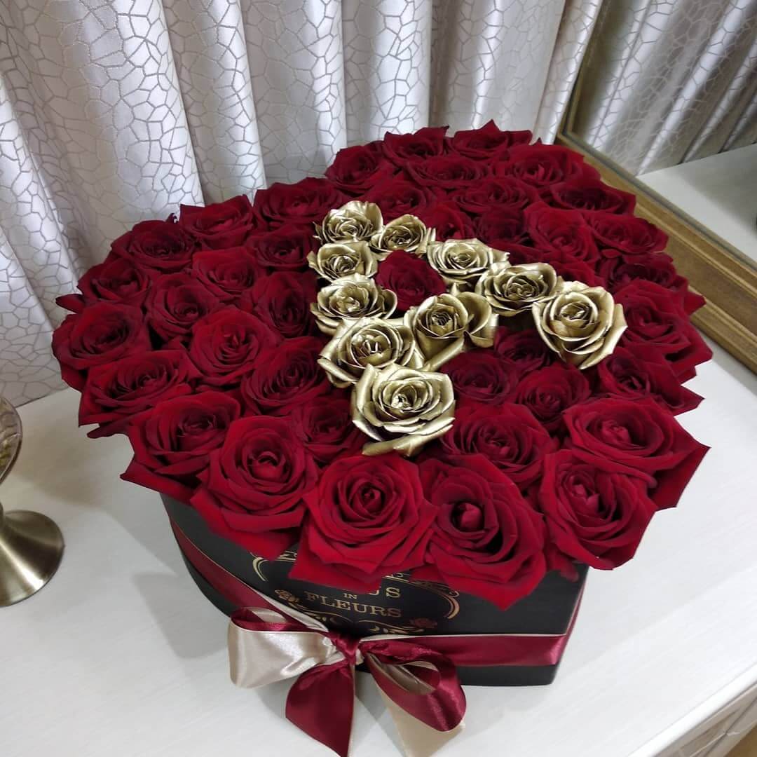 55 красных роз с буквой (сердце)
