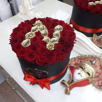 51 красная роза с буквой в коробке