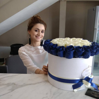 51 белая роза с синей окантовкой