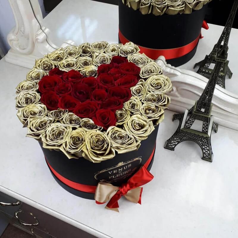 65 золотых роз с красным сердцем