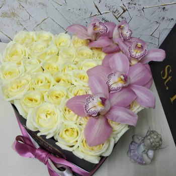 51 белая роза с орхидеей - сердце 51 белая роза с орхидеей - сердце