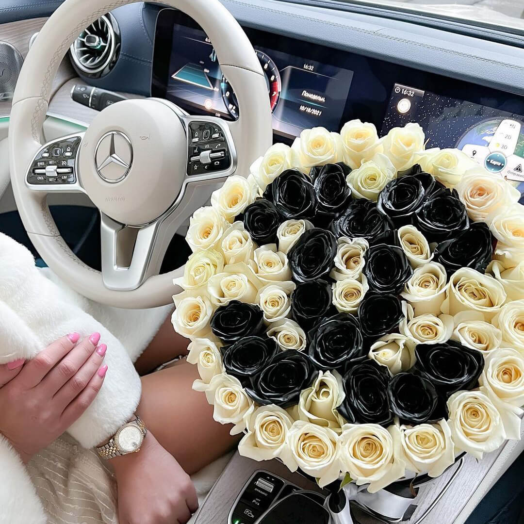 Белые розы "CHANEL" - 55 шт.