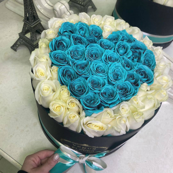 51 белая роза с бирюзовым сердцем 51 белая роза с бирюзовым сердцем