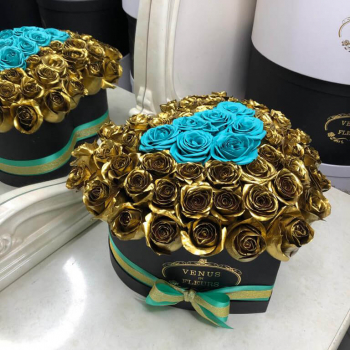 65 золотых роз с бирюзовым сердцем