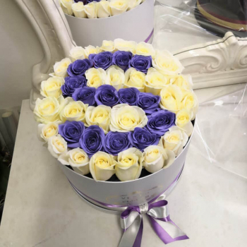 51 белая роза с фиолетовой буквой