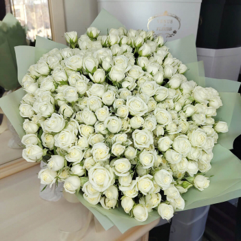 51 белая кустовая роза в букете