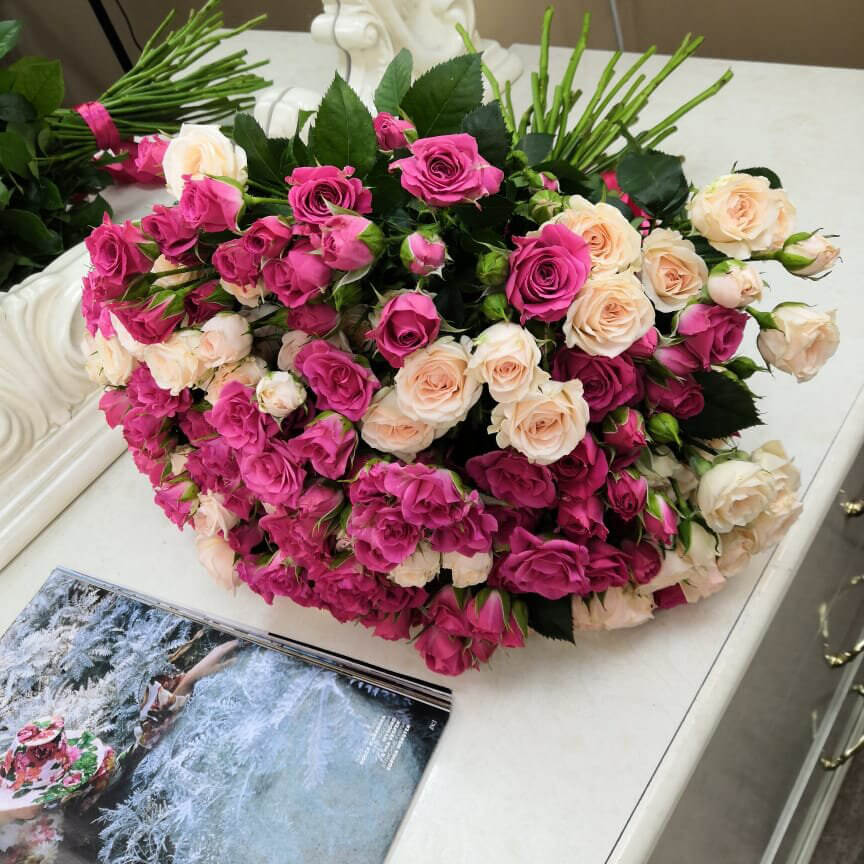55 нежно-розовых кустовых роз