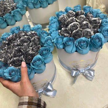 25 серебряных роз с голубой окантовкой 25 серебряных роз с голубой окантовкой