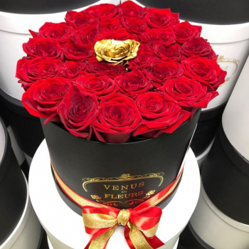 25 красных роз с золотой в коробке 25 красных роз с золотой в коробке