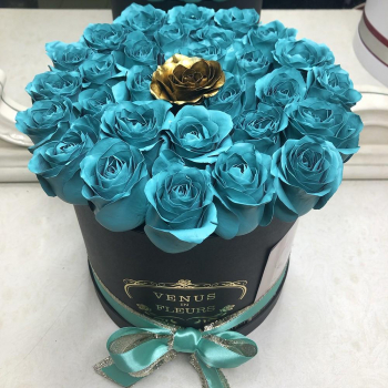 25 бирюзовых роз с золотой в коробке 25 бирюзовых роз с золотой в коробке