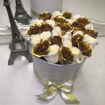 25 бело-золотых роз в коробке 25 бело-золотых роз в коробке