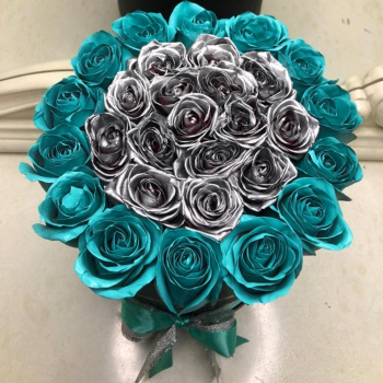 25 серебряных роз с бирюзовой окантовкой