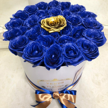 25 синих роз с золотой в коробке 25 синих роз с золотой в коробке