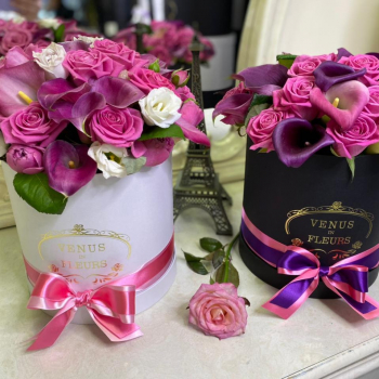 Каллы с розами в коробке от 29 шт.