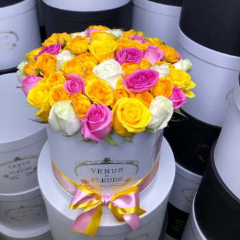 25 ярких роз в коробке