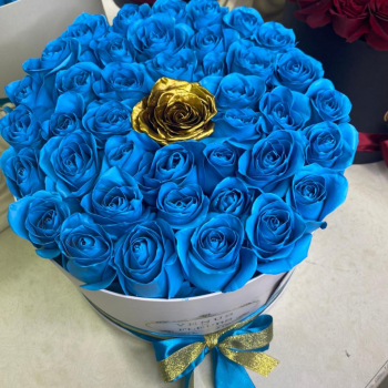 31 голубая роза с золотой в коробке