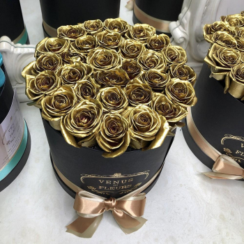 31 золотая роза в черной коробке
