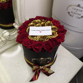 31 золотая роза с красной окантовкой